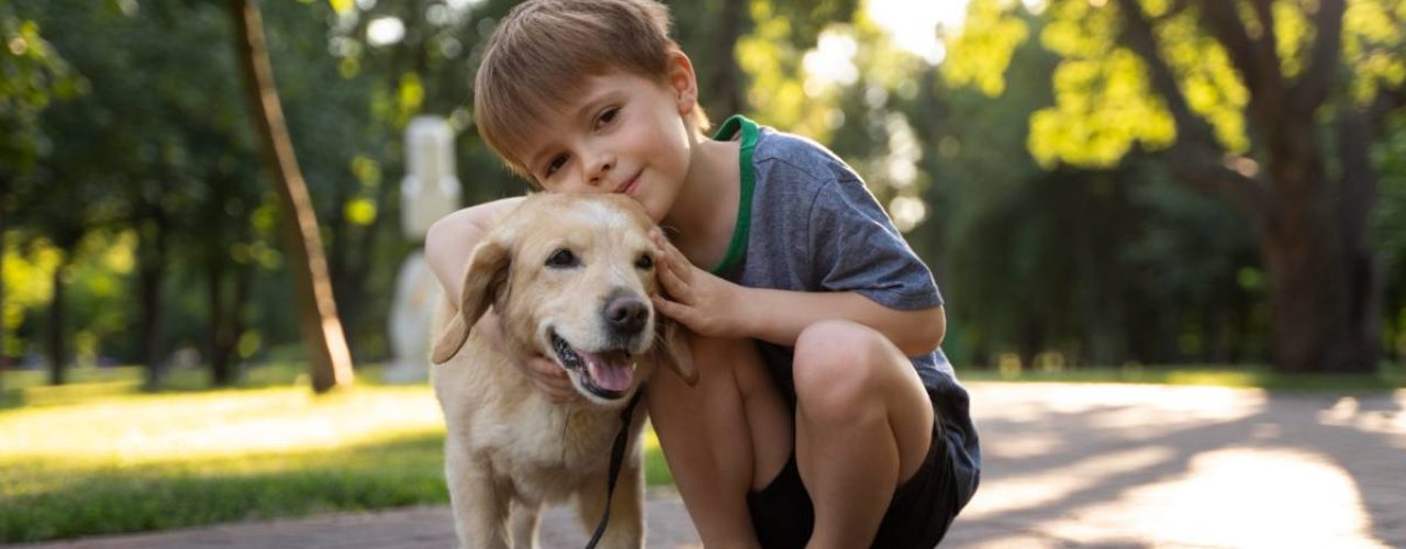 nerveus hond rond kinderen